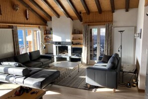 TV connectée, cheminée, lecteur de DVD