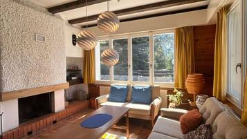 Una Smart TV, una chimenea, un reproductor de DVD