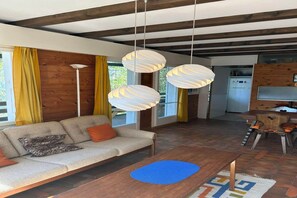 Smart TV, fireplace, DVD player