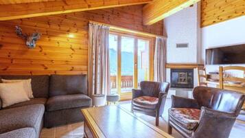 Smart TV, fireplace, DVD player