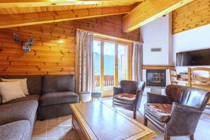 Una Smart TV, una chimenea, un reproductor de DVD