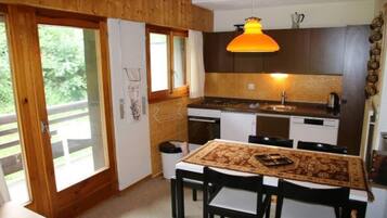 Refrigerador, horno, placa de cocina, cafetera/tetera