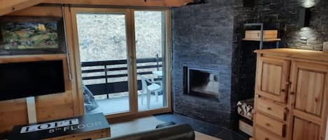 TV, fireplace