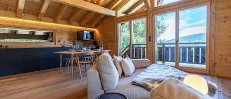 Fernseher, Kamin, DVD-Player