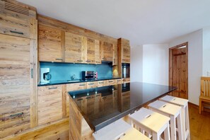 Fridge, microwave, oven, stovetop - Apartment in Ski In Ski Out location (Veysonnaz)