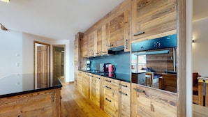 Una cocina moderna con armarios de madera y encimera negra.