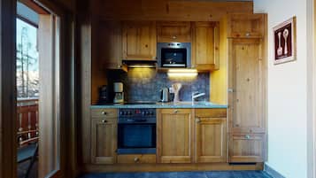 Køleskab, mikrobølgeovn, ovn, kogeplade