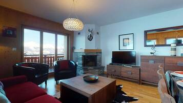 Smart TV, chimenea, reproductor de DVD