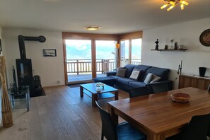 Fernseher, Kamin, DVD-Player