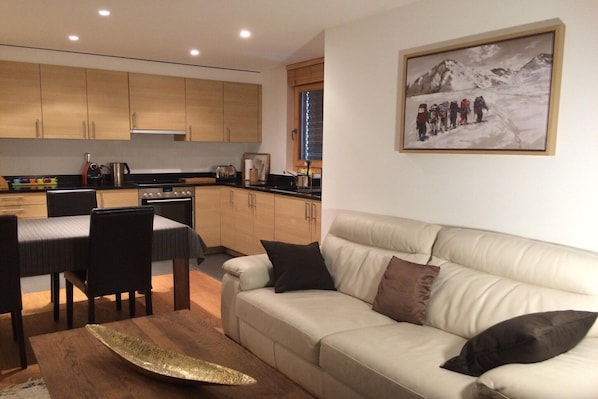 Smart TV, fireplace, DVD player