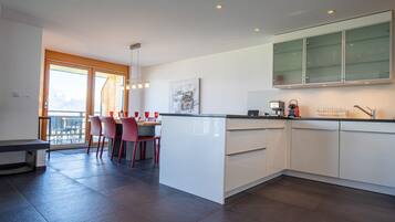 Frigorífic, microones, forn i placa de cuina