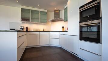 Frigorífic, microones, forn i placa de cuina