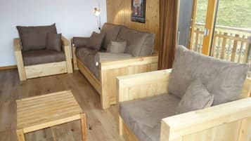 Smart-tv, een open haard en een dvd-speler