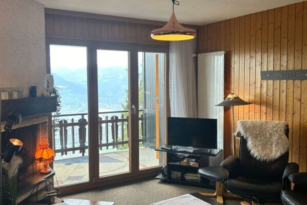 Smart TV, fireplace, DVD player