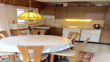 KĂŒhlschrank, Mikrowelle, Ofen, Herdplatte