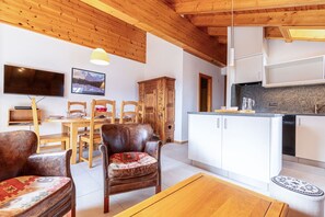 Smart TV, fireplace, DVD player