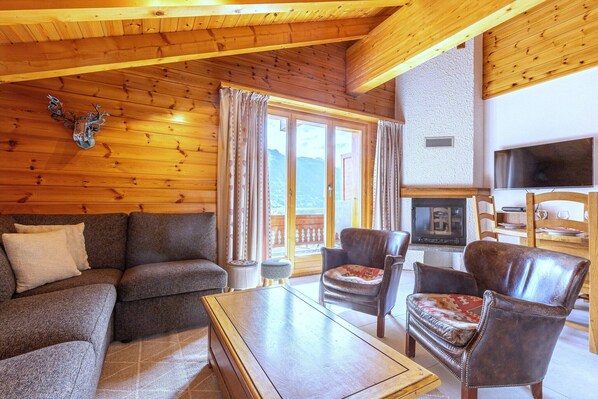 Smart TV, fireplace, DVD player