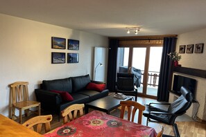 TV, fireplace, DVD player - Valley-view apartment in Veysonnaz (Veysonnaz)