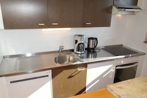 Fridge, oven, stovetop, dishwasher