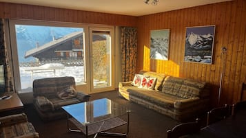 Una Smart TV, una chimenea