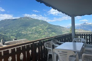 Outdoor dining - Gracious apartment in Veysonnaz (Veysonnaz)