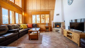 Smart TV, fireplace, DVD player