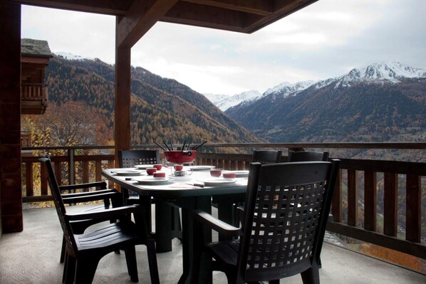 Outdoor dining - 4-star chalet in Veysonnaz (Veysonnaz)