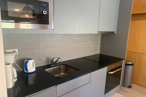 Kühlschrank, Mikrowelle, Ofen, Herdplatte