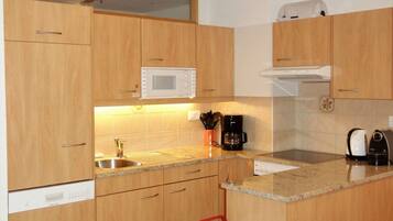 Een koelkast, een magnetron, een oven, een kookplaat