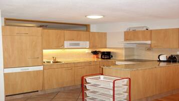 KĂŒhlschrank, Mikrowelle, Ofen, Herdplatte