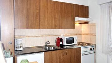 KĂŒhlschrank, Mikrowelle, Ofen, Wasserkocher mit Kaffee-/Teezubehör