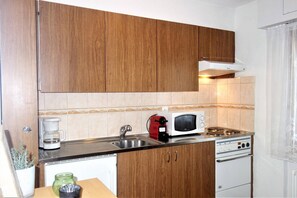 Fridge, microwave, oven, coffee/tea maker