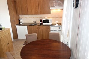 Fridge, microwave, oven, coffee/tea maker