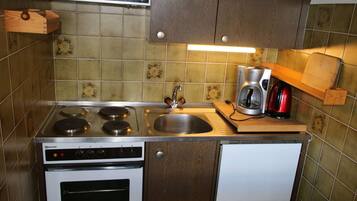 KĂŒhlschrank, Ofen, Herdplatte, Wasserkocher mit Kaffee-/Teezubehör