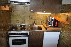 Réfrigérateur, four, plaque de cuisson, cafetiÚre/bouilloire