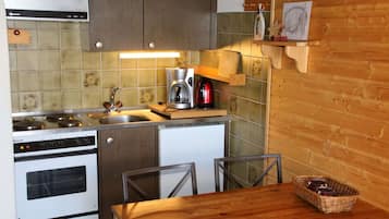 KĂŒhlschrank, Ofen, Herdplatte, Wasserkocher mit Kaffee-/Teezubehör