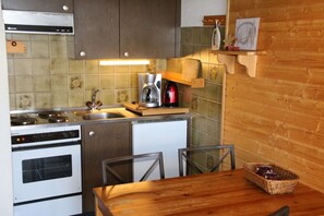 Frigorífico, horno, placa de cocina y cafetera o tetera