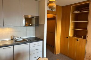 Een koelkast, een microgolfoven, een oven, een kookplaat