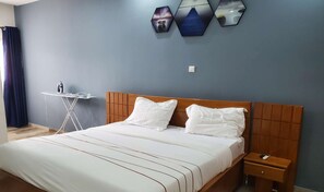 2 bedrooms, desk, iron/ironing board, WiFi
