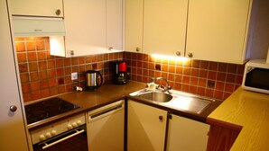 Coffee/tea maker, fridge, microwave, oven - Apartment with balcony in Veysonnaz (Les Agettes)