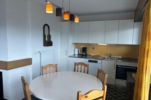 Coffee/tea maker, fridge, oven, stovetop