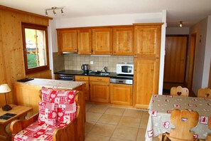 Fridge, microwave, oven, stovetop - Cozy apartment with Rhône Valley view (Veysonnaz)