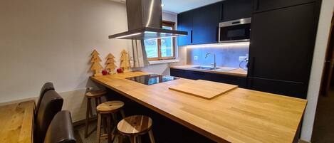 Kylskåp, mikrovågsugn, ugn och spishäll