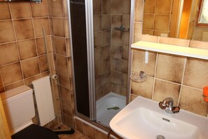 A bathroom with a shower, toilet, and sink. - Inviting apartment in Veysonnaz (Veysonnaz)