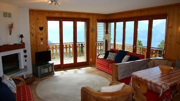 Smart-tv, een open haard en een dvd-speler