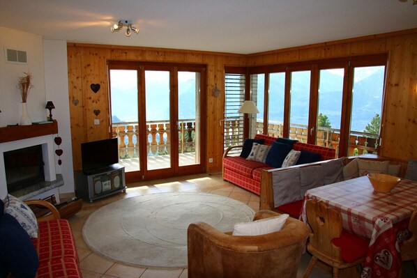 Smart TV, fireplace, DVD player