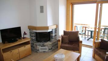 Smart TV, fireplace, DVD player