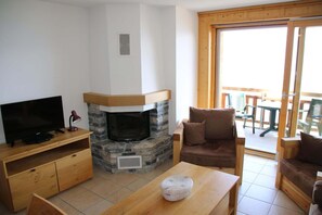 Smart TV, fireplace, DVD player