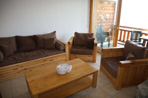 Smart TV, fireplace, DVD player