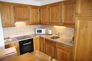 Wasserkocher mit Kaffee-/Teezubehör, Kühlschrank, Mikrowelle, Ofen